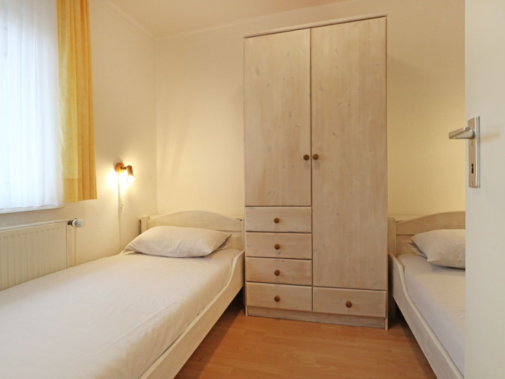 Urlauberdorf 31a - Blick in das Schlafzimmer im EG