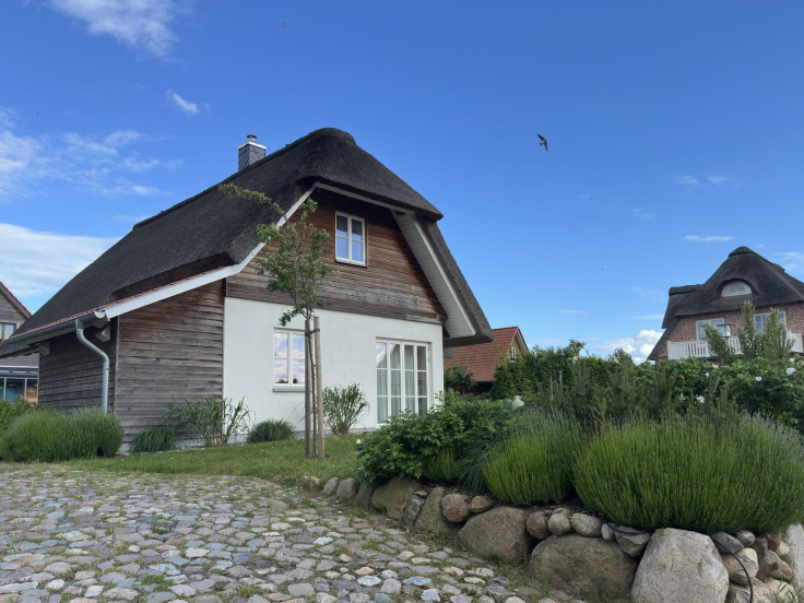 Möwennest - Blick auf das wunderschöne Ferienhaus unter Reet