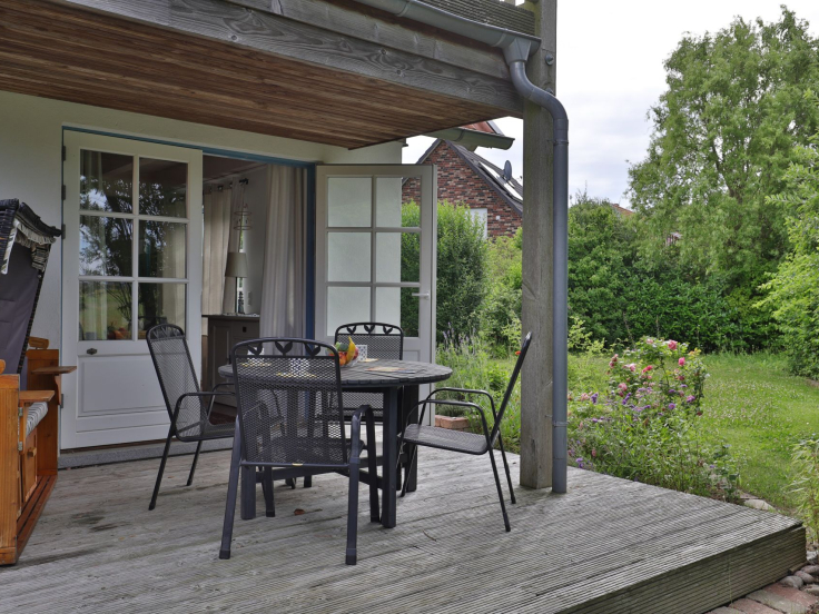 Sternschnuppe - Blick auf das Grundstück und die Terrasse
