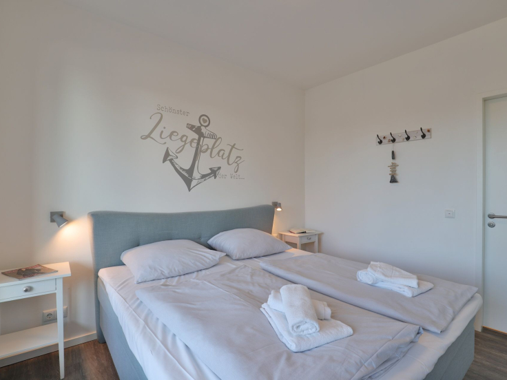 Hafenspitze App. 09 - Blick in das Schlafzimmer mit Logiazugang