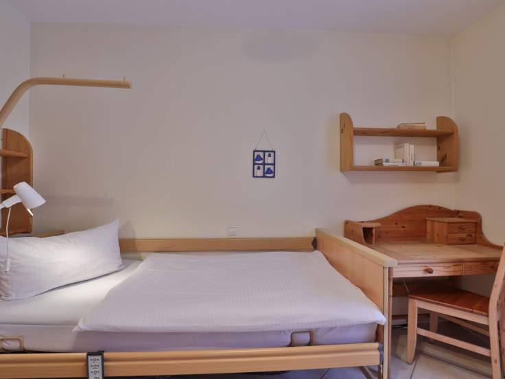 Waterkant 24 - Blick in das kleine Schlafzimmer mit elektr. verstellbarem Bett