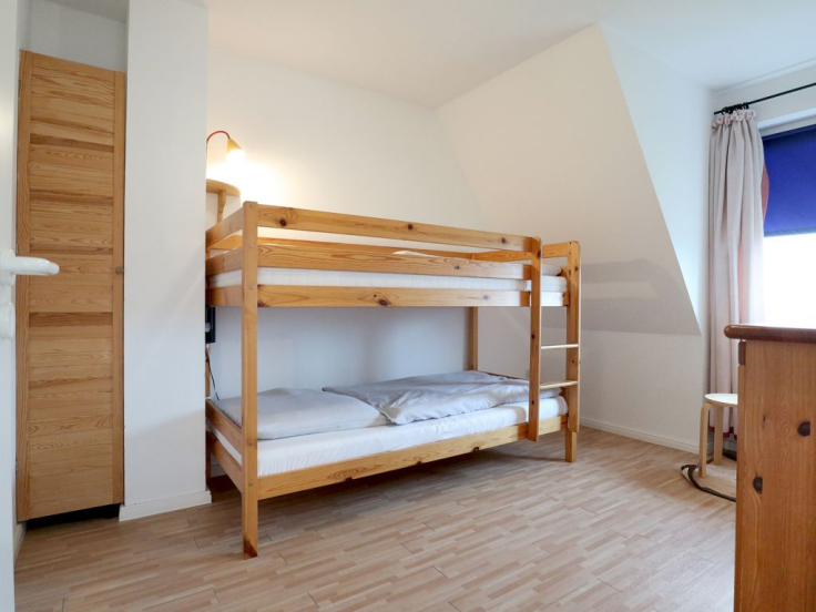 Blick in das kleinere Schlafzimmer mit einem Etagenbett