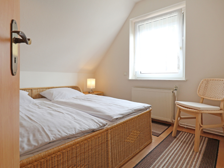 Drews - Blick in das Schlafzimmer mit Doppelbatt und Kleiderschrank