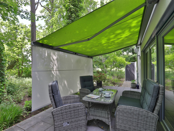 Gezeiten App. 2 Meeresrauschen - Blick auf die große Terrasse mit Markise