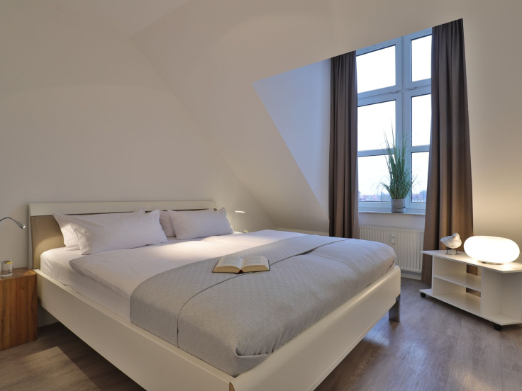 Sünnslag App.13/59 - Blick in das Schlafzimmer mit einem Doppelbett