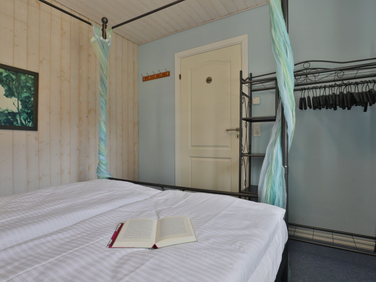 Landhaus Uhlenbusch - Blick in das Schlafzimmer mit Doppelbett (140x200) im EG