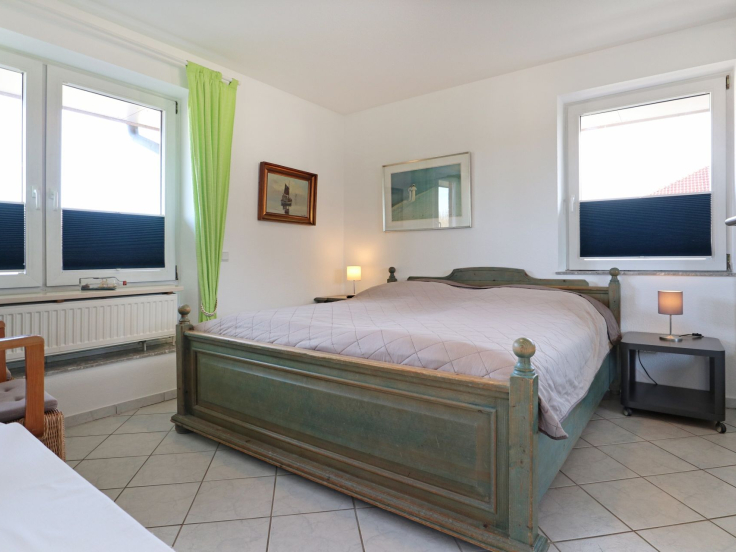 Goosbrink Whg. 30 - Blick in das Schlafzimmer mit einem Doppelbett