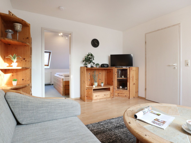 Mariannenweg Whg.13 - Blick vom Sofa auf den TV und ins Schlafzimmer