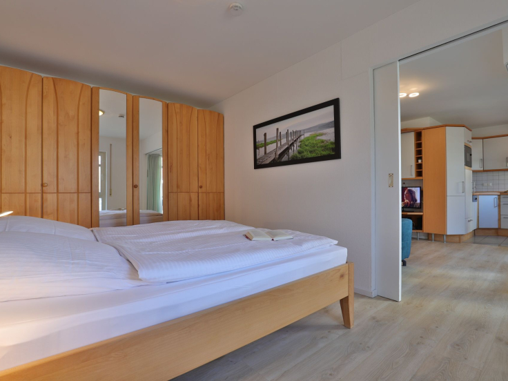 Haus am Meer, Whg.2 - Blick in das Schlafzimmer mit einem Doppelbett