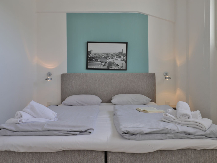 Ohlerich Speicher App. 03 - Blick in das Schlafzimmer mit einem Boxspringbett
