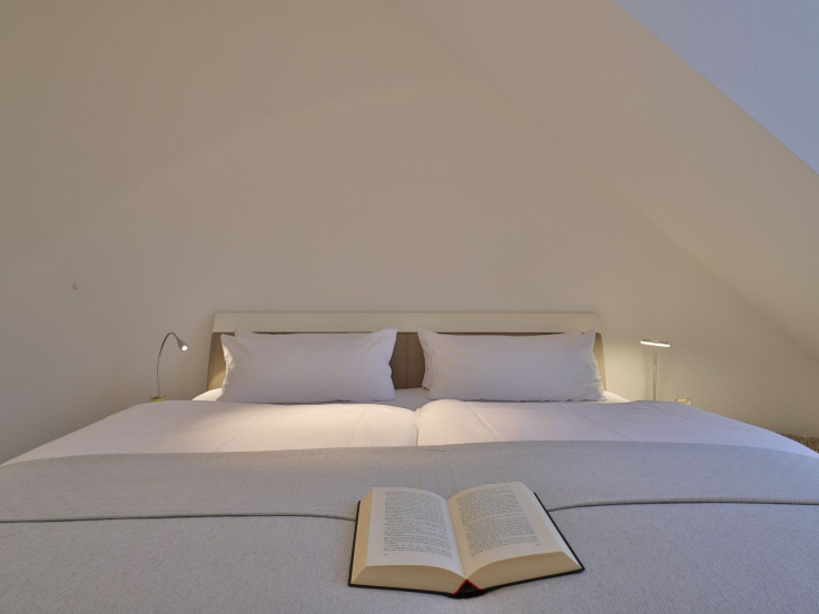 Sünnslag App.13/59 - Blick in das Schlafzimmer mit einem Doppelbett