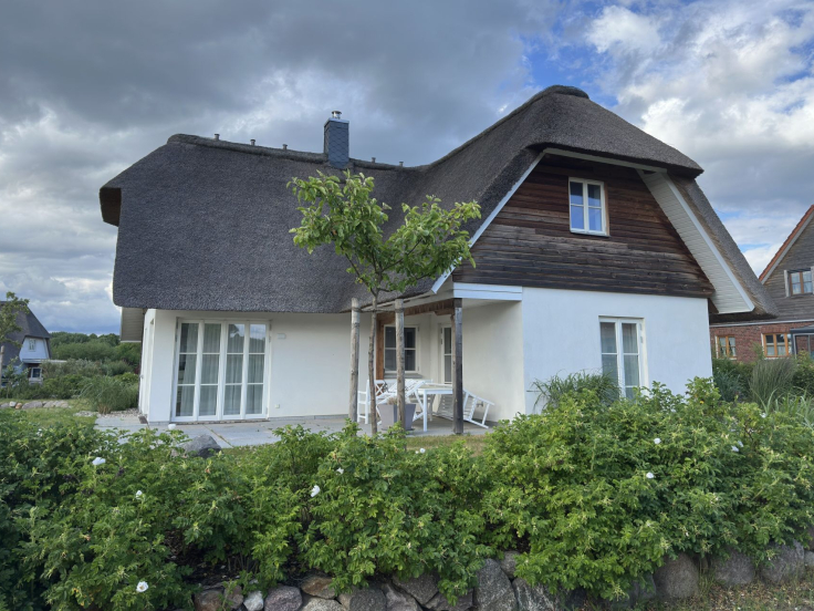 Möwennest - Blick auf das wunderschöne Ferienhaus unter Reet