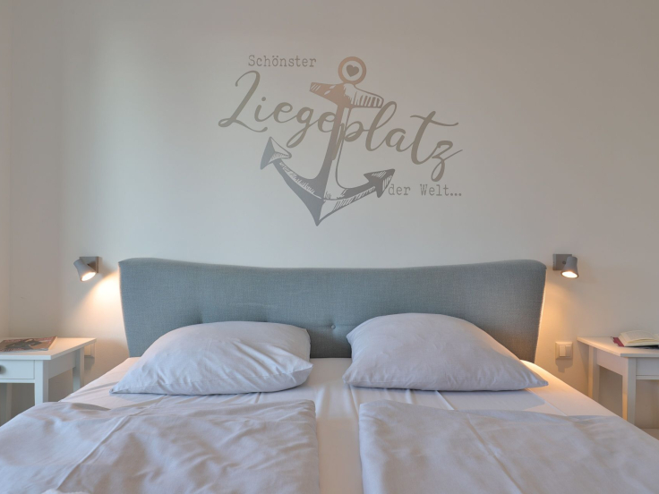 Hafenspitze App. 09 - Blick in das Schlafzimmer mit Logiazugang