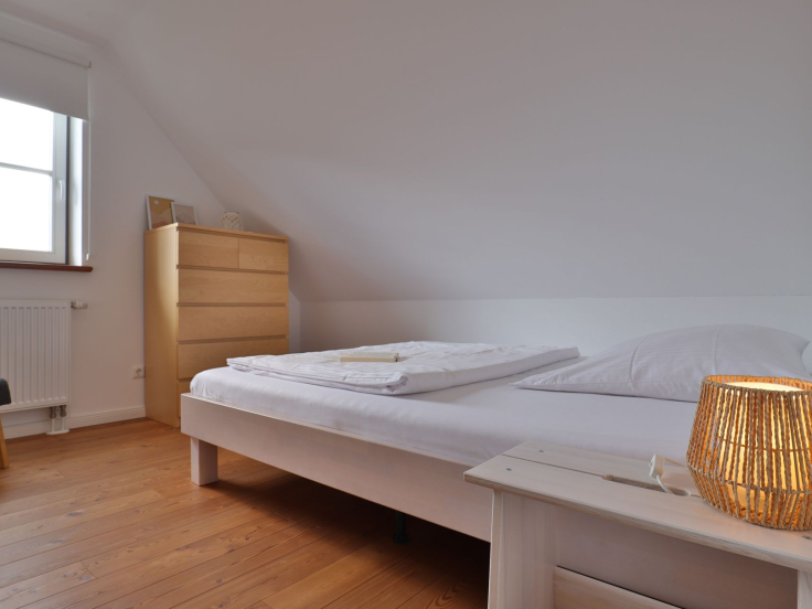 Ruhe-Insel Ferienhaus - Blick in das Schlafzimmer mit einem Einzelbett 1,40 m