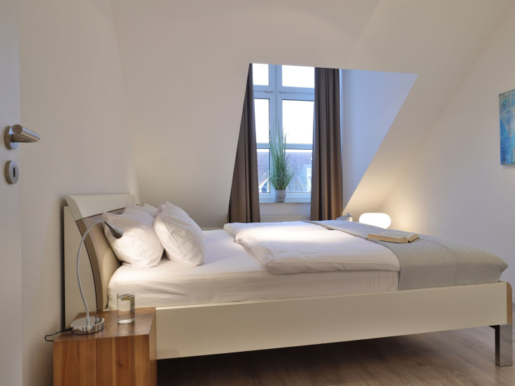 Sünnslag App.13/59 - Blick in das Schlafzimmer mit einem Doppelbett