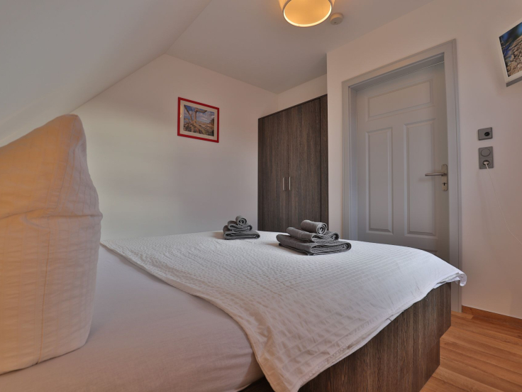 Schlafzimmer mit Doppelbett, TV, großer Kleiderschrank