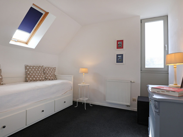 Schwanhaus - Blick in das Schlafzimmer mit einem Ausziehbett