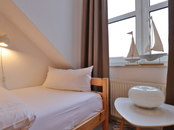 Sünnslag App.13/59 - Blick in das Kinder-/ Gästezimmer mit 2 Einzelbetten
