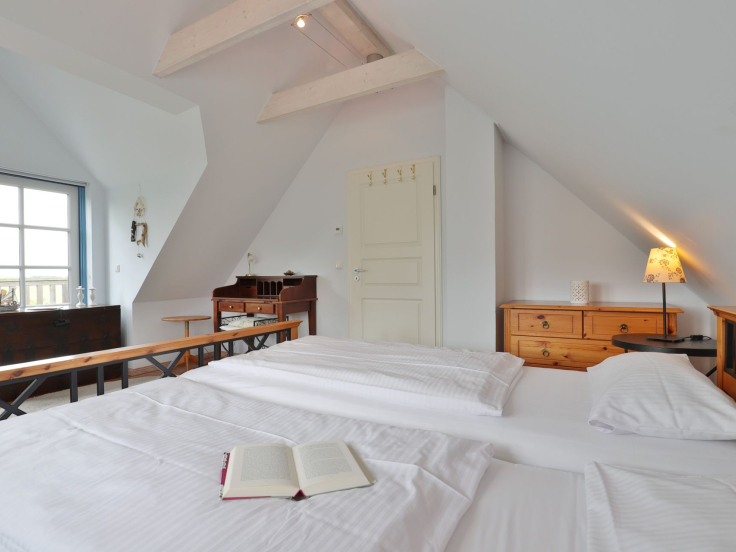 Sternschnuppe - Blick in das große Schlafzimmer mit Balkon