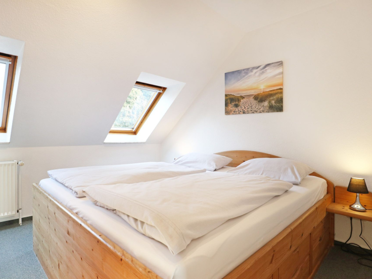 Mariannenweg Whg.13 - Blick in das Schlafzimmer mit einem Doppelbett