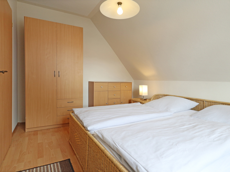 Drews - Blick in das Schlafzimmer mit Doppelbett und Kleiderschrank
