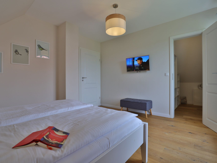 Lillesand - Blick in ein Schlafzimmer mit einem Doppelbett im Obergeschoss