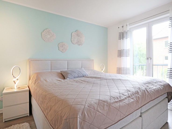 Seeschwalbe Whg. 2 - Blick in das Schlafzimmer mit Boxspringbett