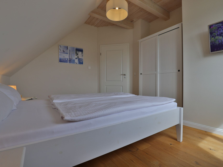 Lillesand - Blick in ein Schlafzimmer mit einem Doppelbett im Obergeschoss
