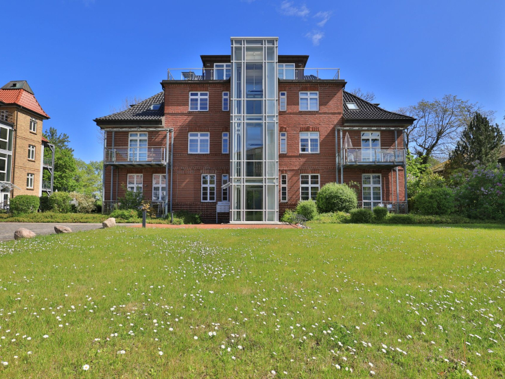Villa Höger - Blick auf die Villa von der Landseite mit Glasaufzug