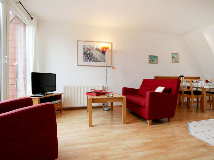 Blick auf den offenen Wohn-/ Essbereich mit Fernseher