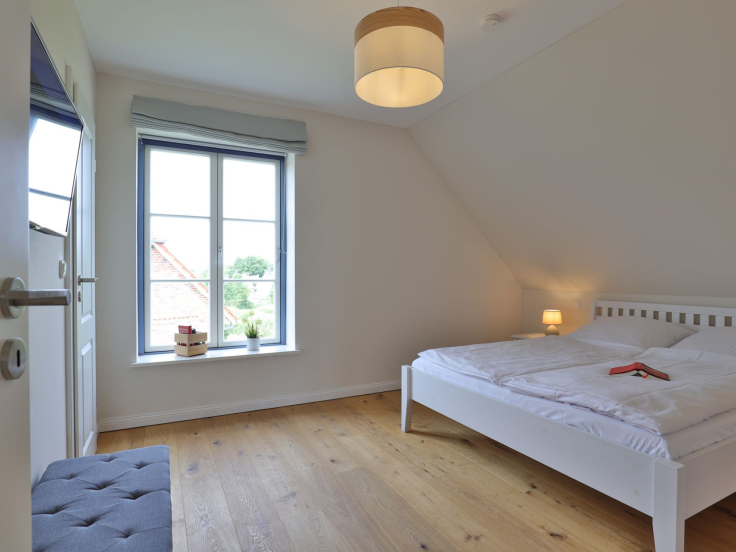 Lillesand - Blick in ein Schlafzimmer mit einem Doppelbett im Obergeschoss