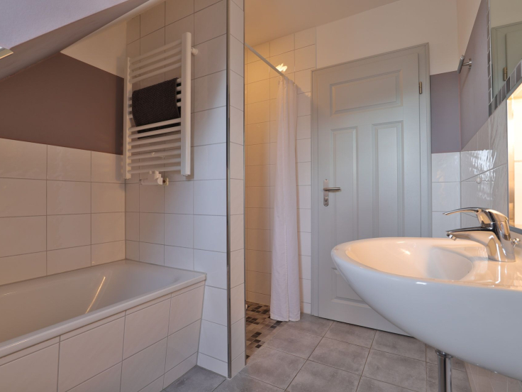 Badewanne, Waschbecken, Dusche und Zugangstür