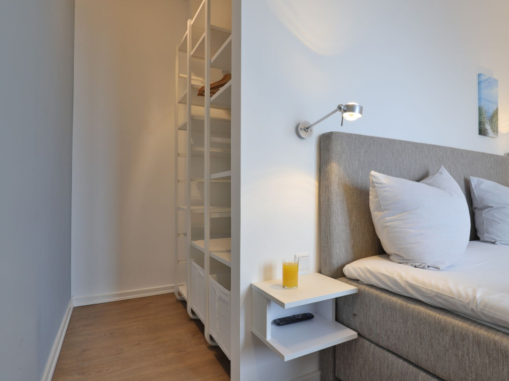 Ohlerich Speicher App. 33 - Blick in das Schlafzimmer neben dem Wohnbereich