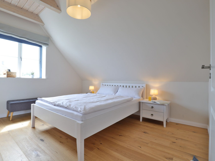 Lillesand - Blick in ein Schlafzimmer mit einem Doppelbett im Obergeschoss