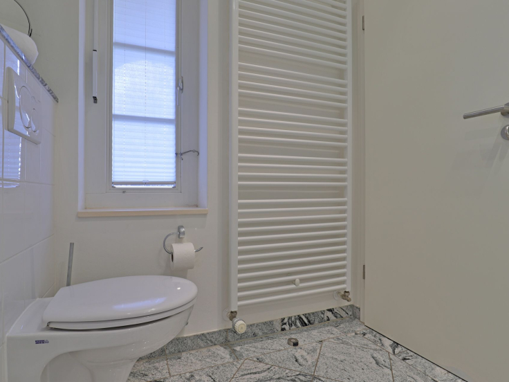 Villa Höger Whg.6 - Blick in das Tageslichtbad mit Dusche