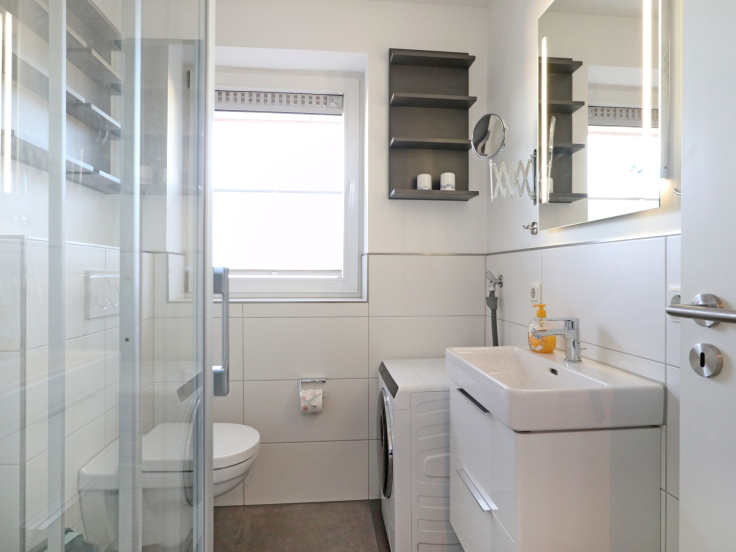 Goosbrink Whg. 30 - Blick in das Tageslichtbad mit Dusche und Waschmaschine