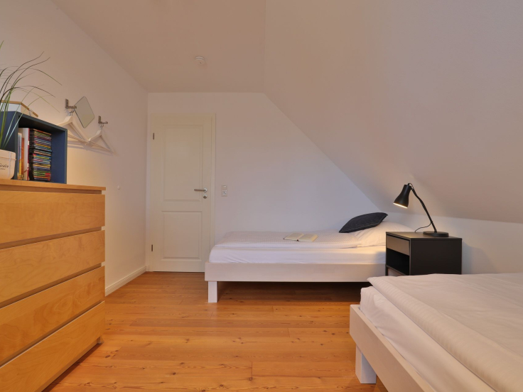 Ruhe-Insel Ferienhaus - Blick in das Schlafzimmer mit 2 Einzelbetten im OG