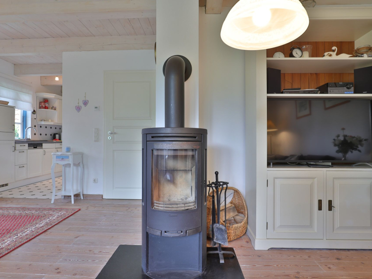 Sternschnuppe - Blick vom Sofa auf den Kaminofen und TV