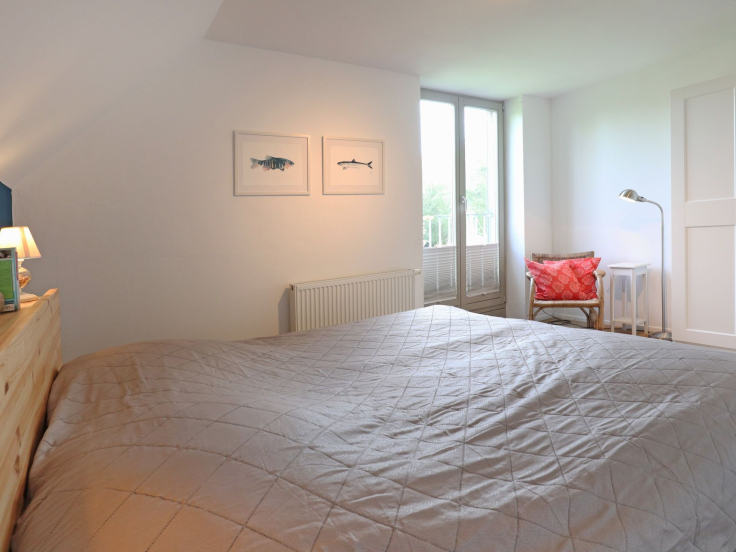 Schwanhaus - Blick in das Schlafzimmer mit einem Doppelbett
