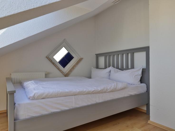 Godewind Whg.22 - Blick in das Schlafzimmer mit einem Doppelbett (Dachschräge)