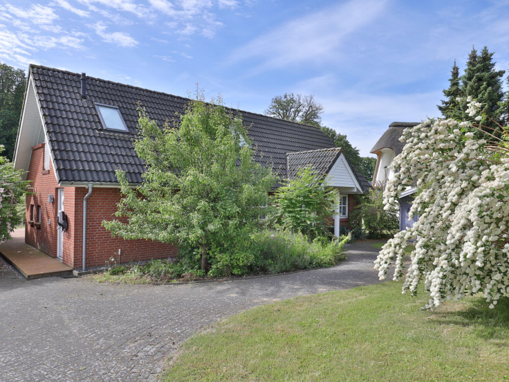 Landhaus Uhlenbusch - Blick auf das große Ferienhaus im Grünen