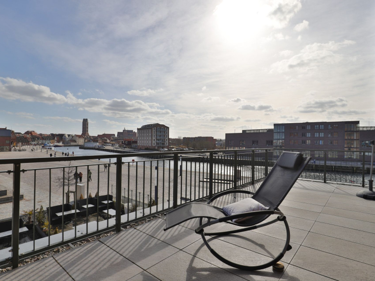 Ohlerich Speicher App. 03 - Blick auf die riesige Terrasse mit Blick zum Hafen