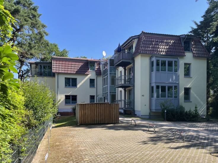 Haus Waldfrieden - Blick auf das Haus von der Mittelpromenade   Stellpätze