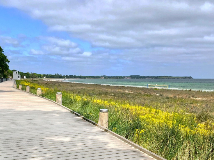 Boltenhagen - Blick auf die Dünenpromenade und die Steilküste