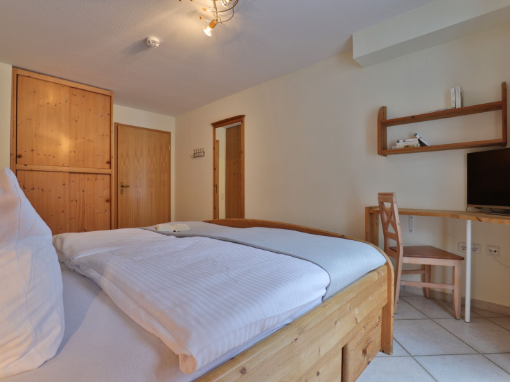 Waterkant 24 - Blick in das große Schlafzimmer mit elektr. verstellbarem Bett