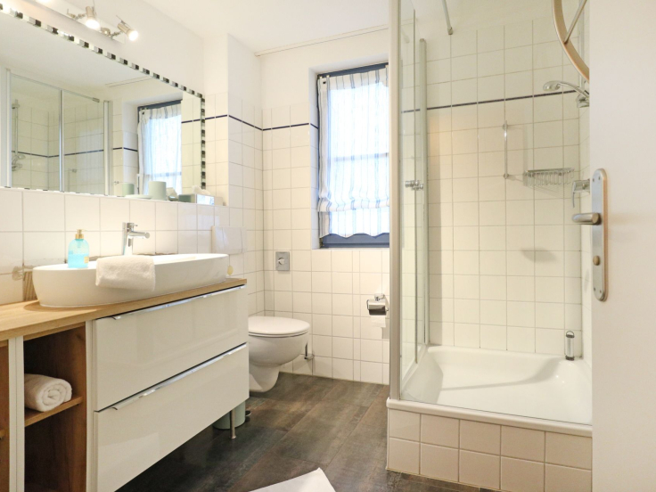 Papillon Whg. 12/4 - Blick in das Tageslichtbad mit Dusche