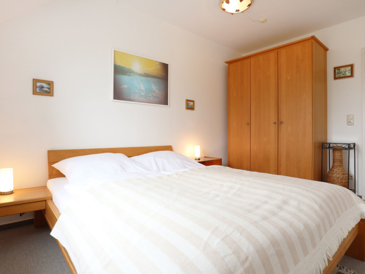 Haffblick Whg.14 - Blick in das Schlafzimmer mit einem Doppelbett