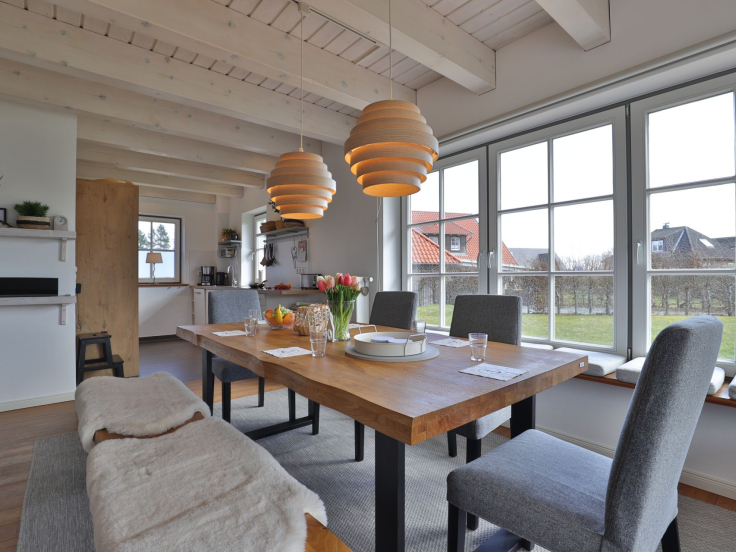 Ruhe-Insel Ferienhaus - Blick auf den offenen Essbereich mit Küchenzeile