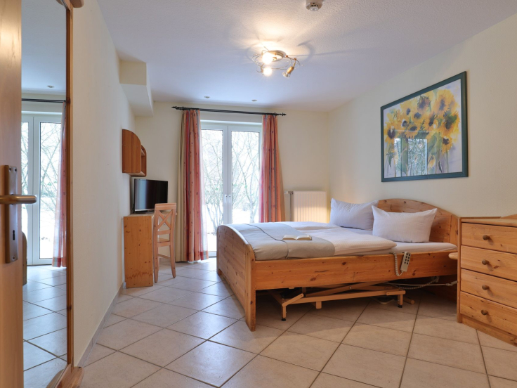 Waterkant 24 - Blick in das große Schlafzimmer mit elektr. verstellbarem Bett
