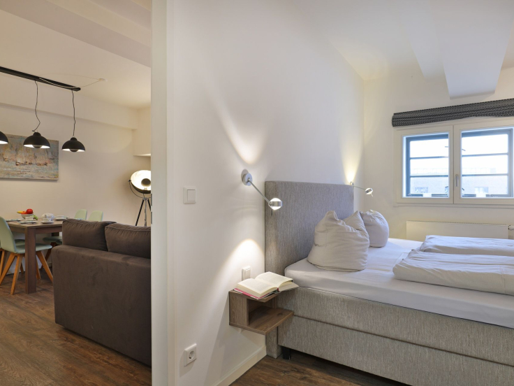 Ohlerich Speicher App. 04 - Blick in das Schlafzimmer mit einem Boxspringbett